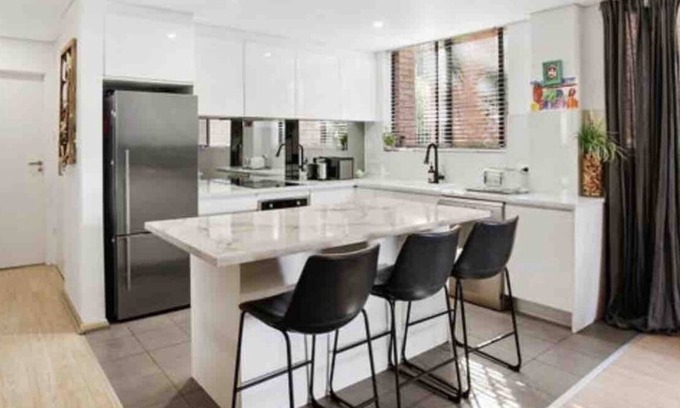 Elizabeth Bay Apartamento | 3 Bedroom Garden Apartment in Elizabeth Bay with Parking!