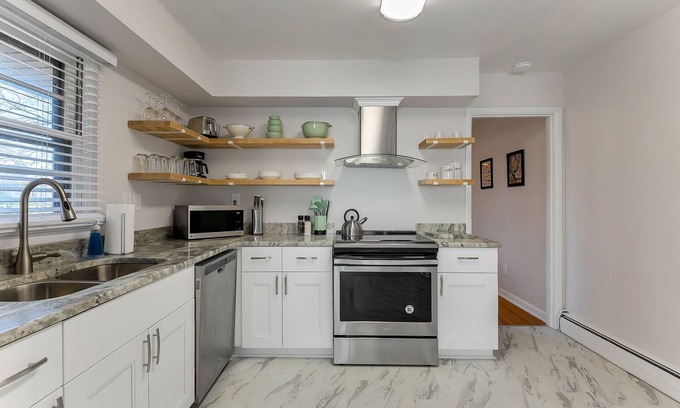 Norfolk - Virginia Beach Casa | 3 Bedroom Gem Next to ORF! Central Hampton Roads! 3 BR 2 BA + WIFI
