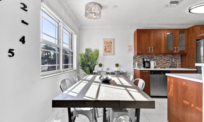 Driftwood Casa | 3-Bedroom Glamour: Iconic Hollywood Pool Home