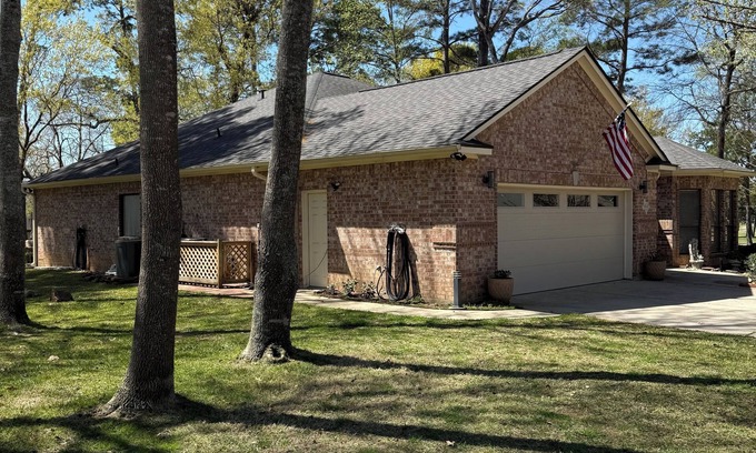 Walden on Lake Conroe Casa | 3-bedroom golf course home on Walden on Lake Conroe Montgomery with WiFi, AC