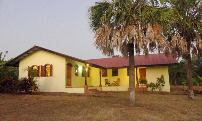 Aserradores Casa | 3-bedroom house in Cool El Manzano Número 1 with WiFi 100 steps to the Pacific.