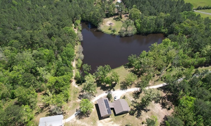DeRidder Cabina | 3-bedroom Hickory Hill Lodge on a Lake, Sleeps 12, Extra Living Space 2 Kitchens