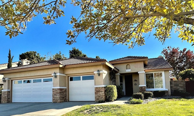 Palmdale Casa | 3 Bedroom Home Great Area Near Shops & Restaurants!