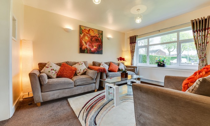 Wigan Casa | 3 Bedroom Home. Home Working. Free Parking. Garden. Wigan