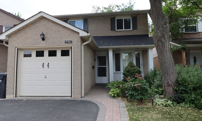 Mississauga Casa | 3-bedroom Home in Mississauga