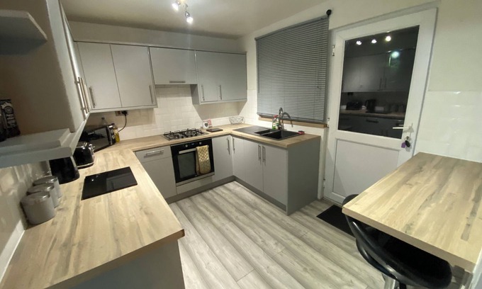 Hereford Casa | 3 bedroom home, king size, private driveway, pet friendly, 2 secluded gardens