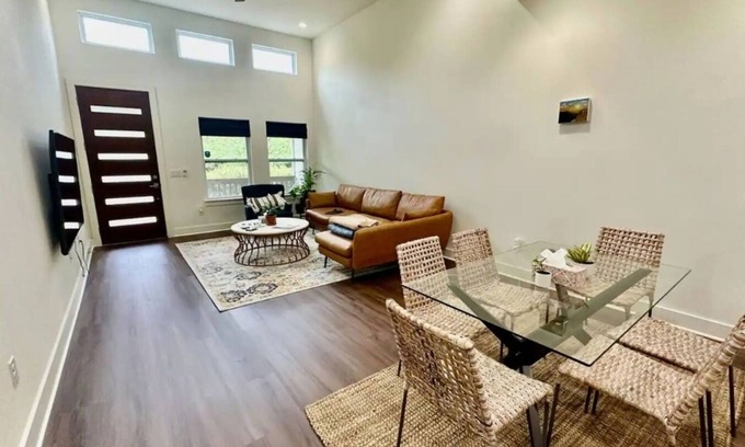 Cherrywood Casa | 3 Bedroom Home Near Downtown