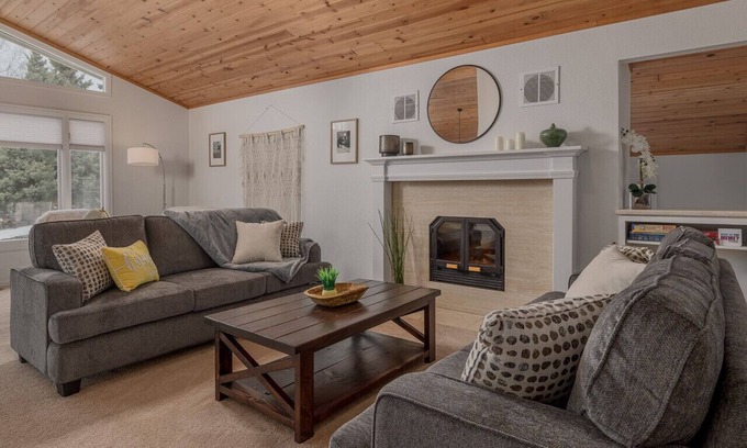 Turnagain Casa | 3 Bedroom Home sleeps 12