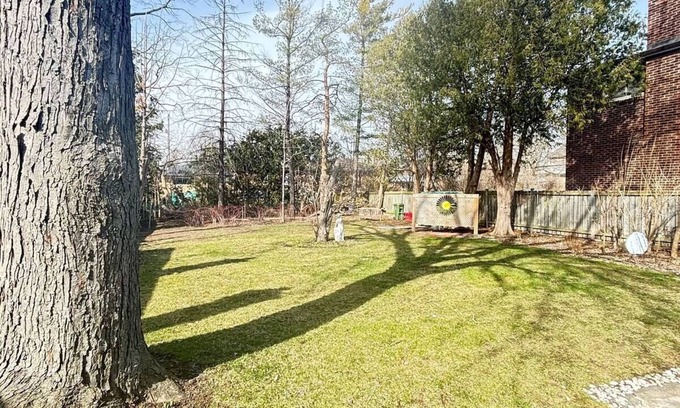 Newtonbrook Casa | 3-bedroom Home with huge backyard in Yonge. 15 minutes to Finch Subway