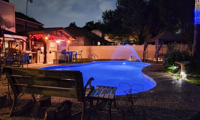 Leon Valley Casa | 3-bedroom home with private pool, fireplace, patio and BBQ grill