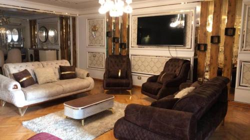Al Duqqi Apartamento | 3-bedroom hotel apartment in Dokki, a distinctive accommodation, minutes to Zamalek