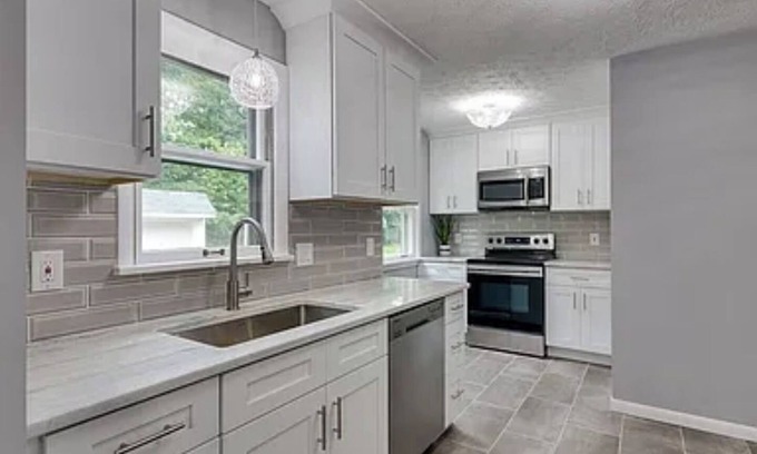 Cleveland Heights Casa | 3-bedroom house in fabulous Cleveland Heights with AC