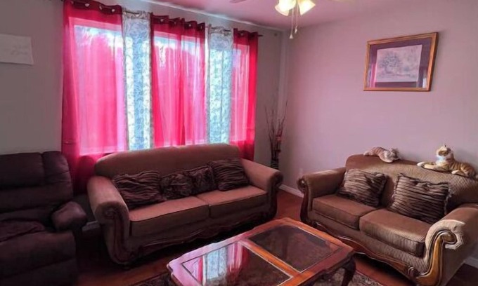 Colorado Springs Casa | 3 bedroom house 5 minutes away from the airport in Colorado Springs all for you.