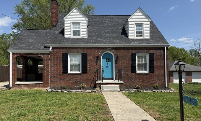 Jonesville Casa | 3-bedroom house 0.5 mile from downtown Elkin in the heart of Yadkin Wine Country