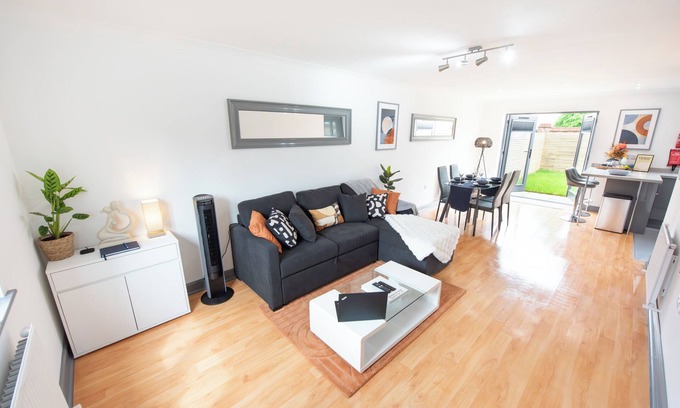 Colchester Casa | 3 Bedroom House, 2 Free Parking Spaces, Free WiFi, Close to University and Town!