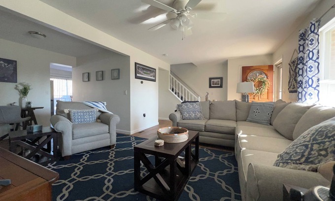 State College Casa | 3 Bedroom House 3mi to PSU, Parking, Pancakes, Fast WiFi in State College