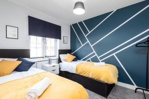 Ashford Casa | 3 Bedroom House Ashford, Kent - Free Parking - Free WiFi - Big Monthly Discounts - Sleeps 5 - Elite Stays UK