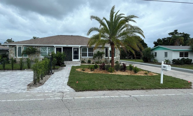 Laurel Casa | 3-bedroom house, beautiful pool and landscape, short walk to Casey Key Beach