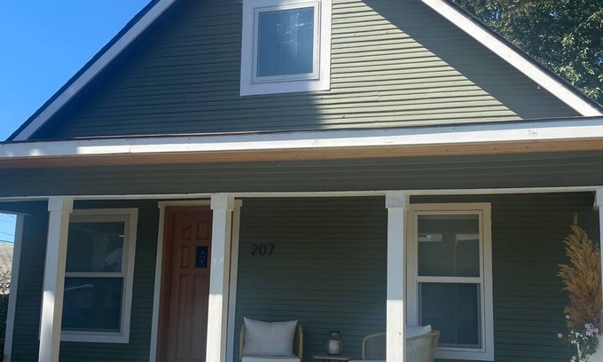 Mt. Hood - Columbia River Gorge Casa | 3-bedroom house downtown across from the historic Bingen Theater!