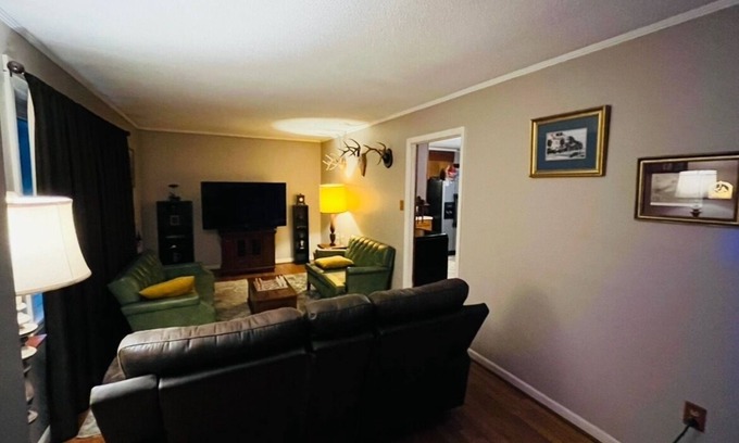 Ruffin Casa | 3-bedroom house in beautiful country setting with AC and WiFi.Gorgeous old oaks.