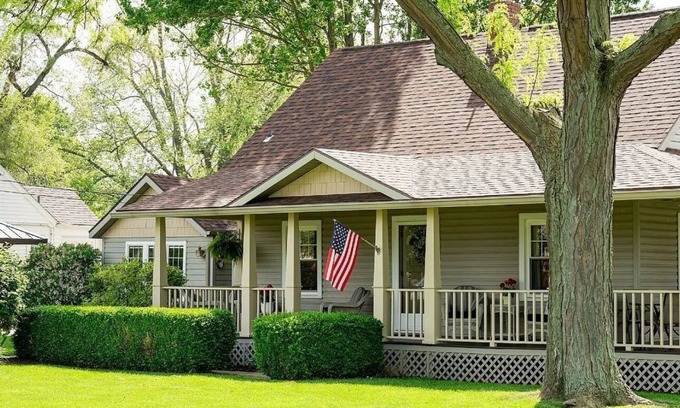 Yorktown Casa | 3-bedroom house in beautiful Yorktown, IN. Close to Ball State.