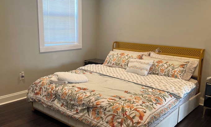 Linwood Casa | 3 bedroom house in brilliant Boothwyn with WiFi, AC
