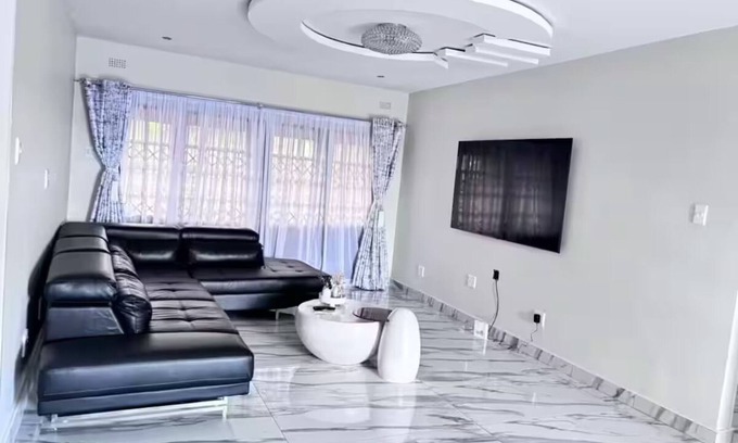 Bulawayo Casa | 3-bedroom house in charming Bulawayo with WiFi, AC. Start your adventure