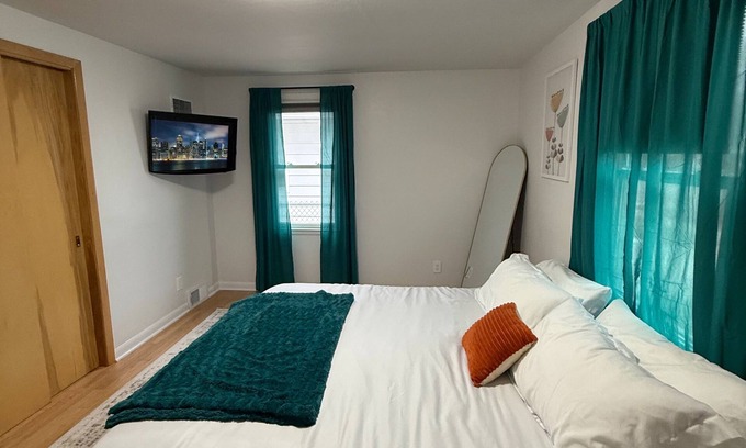 Green Bay Casa | 3-bedroom house in delightful Green Bay with AC, WiFi