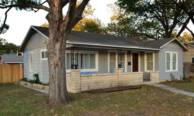 North Loop Casa | 3-bedroom house in enjoyable Austin with WiFi, AC