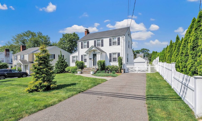 Fairfield Casa | 3-bedroom house in fantastic Fairfield with office, and outdoor space