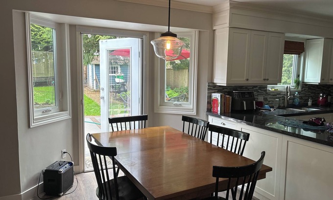 Surrey Casa | 3-bedroom house in fantastic South Surrey / White Rock - big yard, fitness room