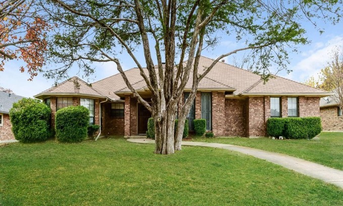 DeSoto Casa | 3-bedroom house in fantastic DeSoto with AC, WiFi