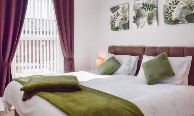 Preston Casa | 3 Bedroom House in Preston with Free Parking by Eason Stays - Contractors