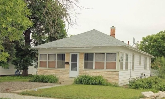 Laurel Casa | 3-bedroom house in Laurel with AC,conveniently located, parking, and more