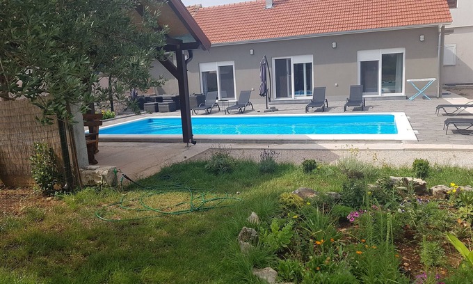 Drinovci Casa | 3-bedroom house in lovely Drinovci with AC, WiFi. Enjoy a peaceful stay