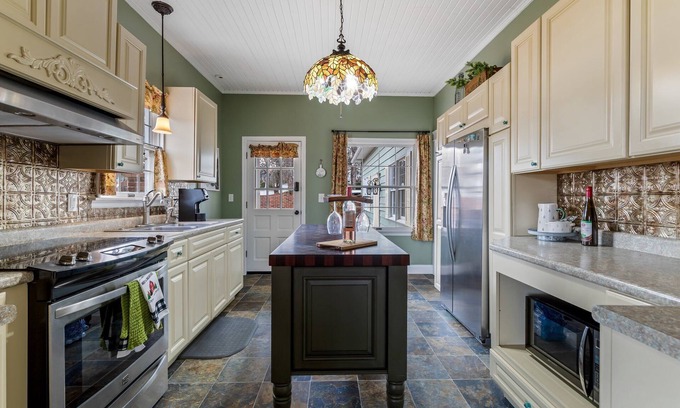 Farmington Casa | 3-bedroom house in nice downtown Farmington with AC, WiFi, nice outdoor spaces!