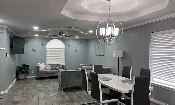 Bonanza Casa | 3-bedroom house in North Laredo with AC, WiFi kitchen equipped