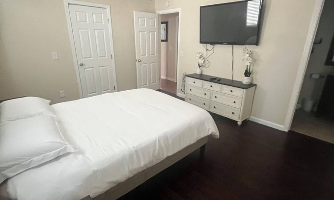 South Natomas Casa | 3-bedroom house in perfect Sacramento with AC