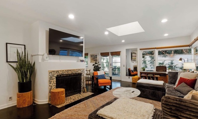 Tri-West Casa | 3-bedroom house in amazing Melrose Place, Los Angeles with Jacuzzi