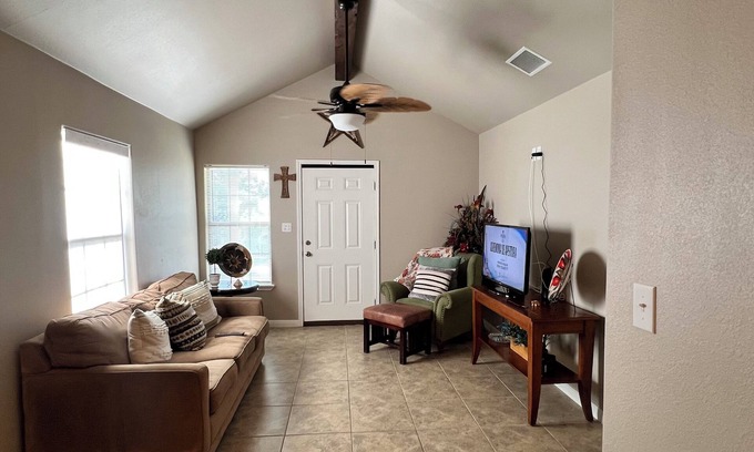 Eagle Pass Casa | 3-bedroom house in wonderful Eagle Pass with AC, WiFi, Large Backyard