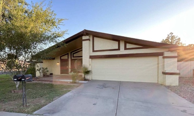 Manistee Ranch HOA Casa | 3-bedroom house in welcoming Glendale with WiFi, AC