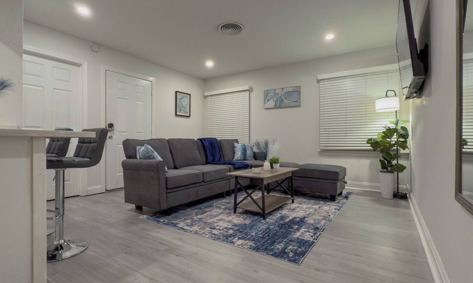 Foster Place Casa | 3-bedroom house Near Downtown Houston with AC,BACKYARD,KITCHE,FAST WiFi