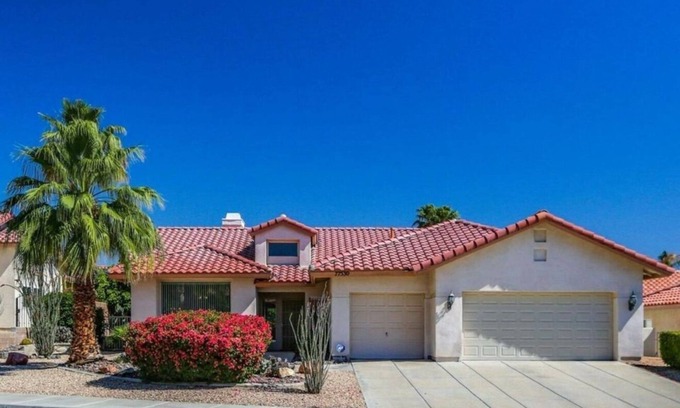 Palm Desert Casa | 3-bedroom house with a lap pool in Palm Desert in the gated Whitehawk Community