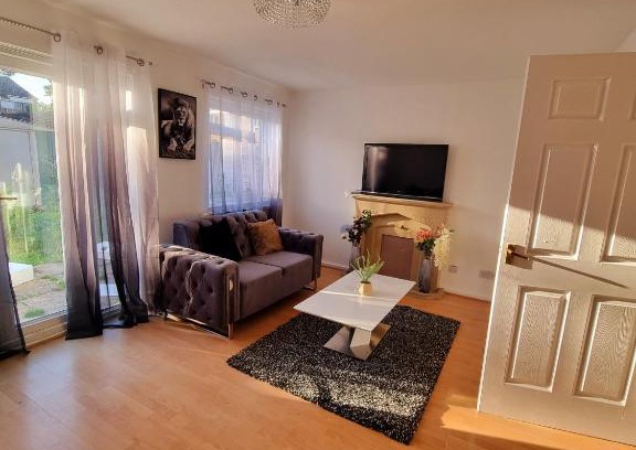 Slough Apartamento | 3 bedroom house with driveway near legoland Heathrow Airport and Windsor