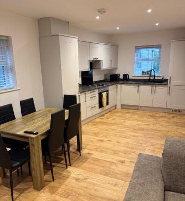 Keighley Casa | 3 Bedroom House with free on site Parking