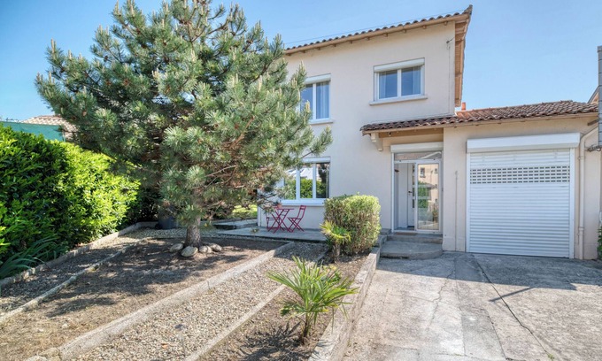 Pamiers Casa | 3-bedroom house with garden and garage near town center and train station.