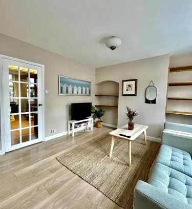 West Byfleet Casa | 3 Bedroom House with Parking