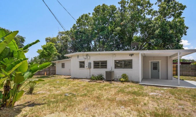 Cocoa Casa | 3 bedroom House with Renovated kitchen and bath!