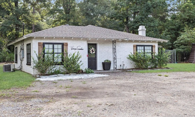 Lumberton Casa | 3-bedroom house with lots of parking