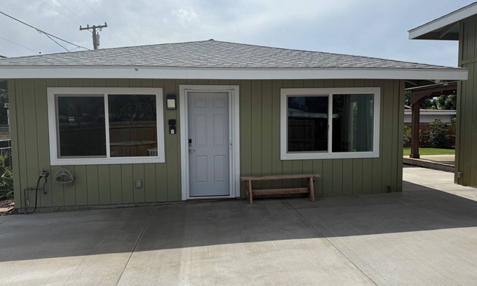 Makaha Casa | 3 bedroom house with WIFI and free parking, close to beaches and hikes.